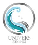 Logo Univers Piscines : vague bleue stylisée et scintillante dans un cercle métallique argenté.