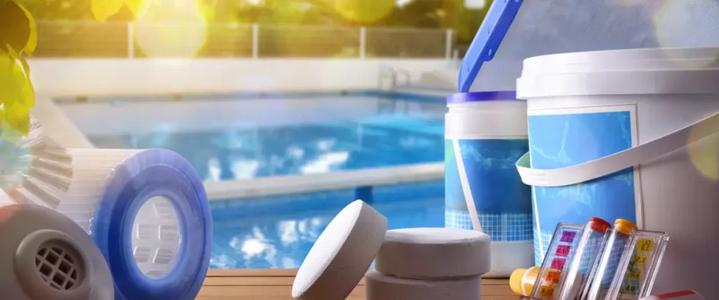 Entretien piscine : produits et accessoires indispensables Galets de chlore, kit de test pH et accessoires d'entretien au bord d'une piscine ensoleillée.